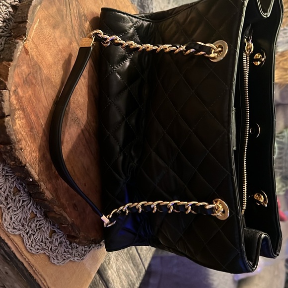 MICHAEL KORS BLACK AND GOLD SMALL PURSE - Picture 4 of 4